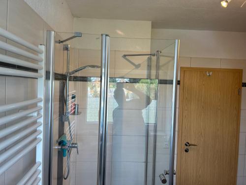 een douche met een glazen deur in de badkamer bij Schöner Wohnen in Bünde in Bünde