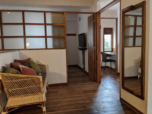 uma sala de estar com um sofá e um espelho em Kengbari Retreat em Gangtok