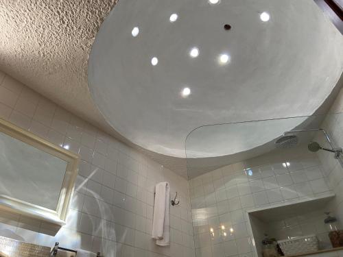 bagno con soffitto bianco, lavandino e specchio di La casa vieja de la Montaña a Santa Lucía