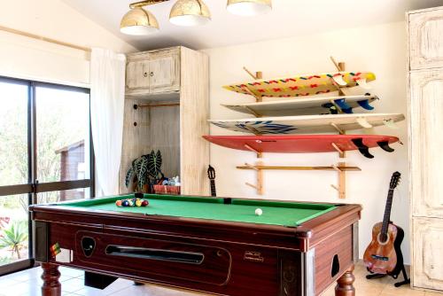 a room with a pool table and some shelves at Mirabilia Luz - Altavista in Luz