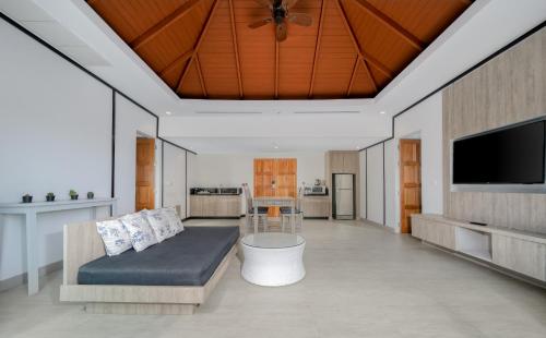 TV a/nebo společenská místnost v ubytování Andamantra Resort and Villa Phuket
