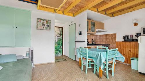 une cuisine et une salle à manger avec une table et des chaises dans l'établissement IPANEMA - 181 - Studio Mezzanine 4-6 pers, au Cap d'Agde