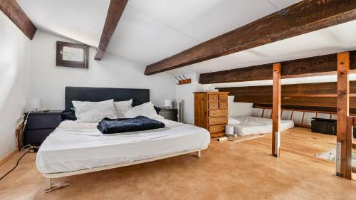 - une chambre avec un grand lit et des lits superposés dans l'établissement IPANEMA - 181 - Studio Mezzanine 4-6 pers, au Cap d'Agde