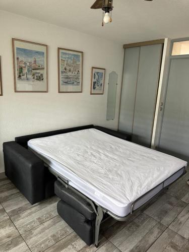 Cette chambre comprend un grand lit avec un matelas. dans l'établissement Spacieux studio sur le port de hyeres, à Hyères