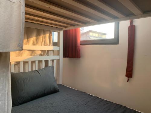 ホーチミン・シティにあるElegant Saigon Hostel - District 3の二段ベッドと窓のある寝室