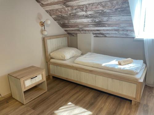 Una cama o camas en una habitación de Mátyus Udvarház Kengyel Fogadó Eger