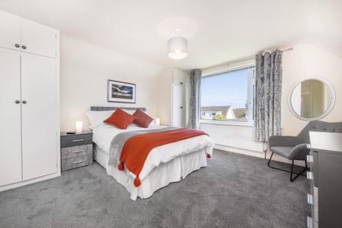 um quarto branco com uma cama e uma janela em Ramsey Guesthouse IOM em Ramsey