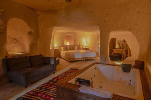 Postel nebo postele na pokoji v ubytování Carmin Cave Hotel