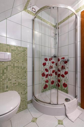 Ένα μπάνιο στο Willa Serafin-basen, sauny i jacuzzi w Willa Baciarka dodatkowo płatne
