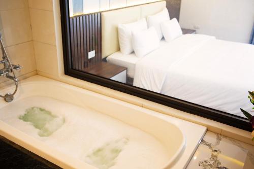 A bed or beds in a room at GRAD Khách Sạn Sơn Lâm