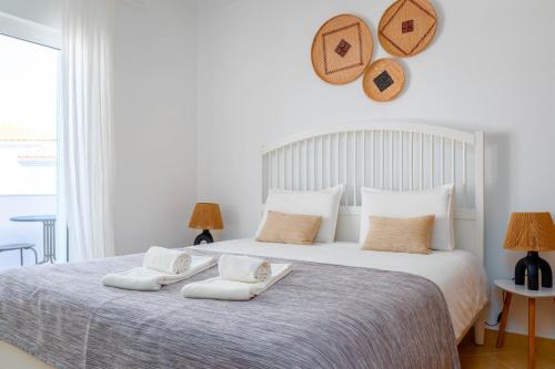 Postel nebo postele na pokoji v ubytování Vivenda Duneta - in Walking Distance to the Beach!