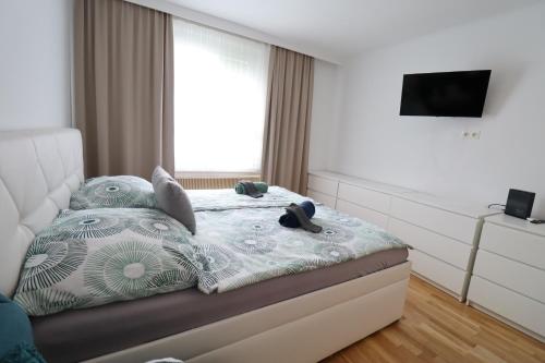 ein Schlafzimmer mit einem Bett und einem TV darauf in der Unterkunft Exclusive serviced flat on Taborstraße in Wien