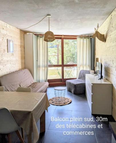 un salon avec une table et un canapé dans l'établissement Studio 25m2, 5 pers, 30m des pistes, balcon sud, à Villard-de-Lans