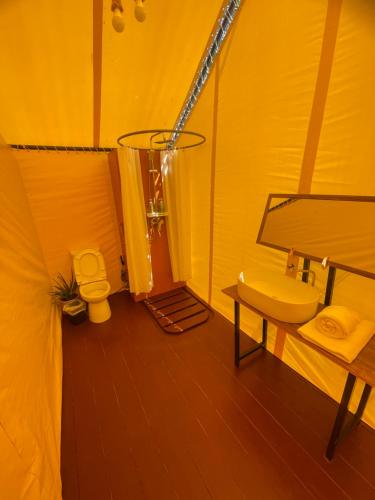 ein Badezimmer mit WC und Dusche in einem Zelt in der Unterkunft sepsuk camp kohlarn in Ko Larn