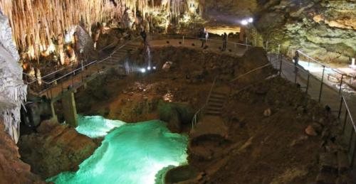 - une vue sur une cascade dans une grotte dans l'établissement Bienvenue dans la maison du Ch’ti du Périgord noir, à Audrix