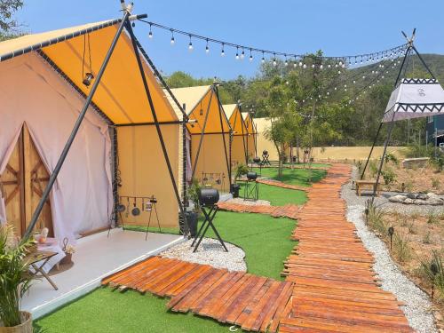 eine Häuserreihe mit Rasen und Weg in der Unterkunft sepsuk camp kohlarn in Ko Larn