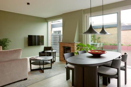 een woonkamer met een tafel en een bank bij Homefy Luxury Bungalow - 5 Pax - 2 Bath - Garage in Ratingen