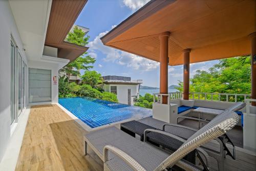 Bazén v ubytování Andamantra Resort and Villa Phuket nebo v jeho okolí