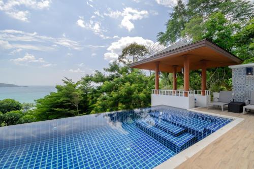 Bazén v ubytování Andamantra Resort and Villa Phuket nebo v jeho okolí