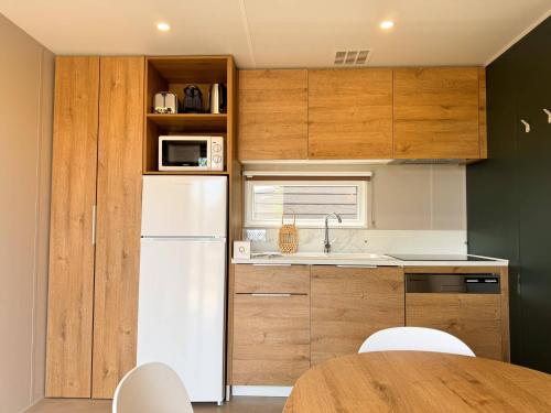 Dapur atau dapur kecil di Camping La Clape Village