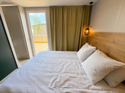 Katil atau katil-katil dalam bilik di Camping La Clape Village