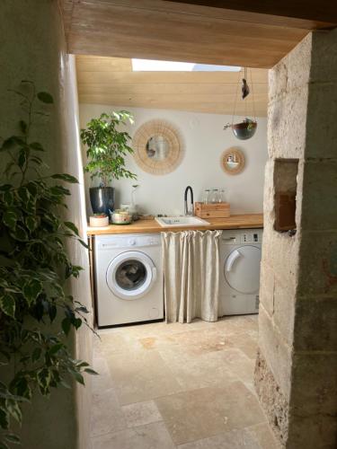 lavadero con lavadora y fregadero en Séjour au bord de l'eau, en Saint-Maixent-lʼÉcole