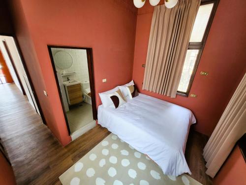 Cama o camas de una habitación en 包棟-事務所洋樓 The Remote Living-台南獨棟古典洋樓8-10人 停四台車