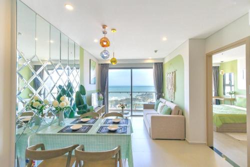 comedor y sala de estar con vistas al océano en Condotel The Song Vũng Tàu - Căn Hộ Du Lịch Gần biển en Vung Tau