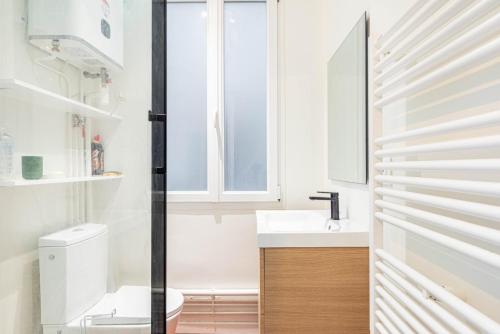 une salle de bain avec toilettes et lavabo dans l'établissement GuestReady - Cosy Nest near Place de la Bastille, à Paris
