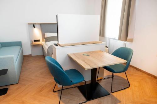 a room with a table and two chairs and a bed at Zum Lenz in Langau