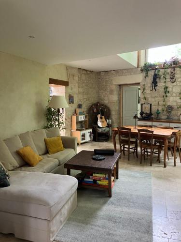 un salon avec un canapé et une table dans l'établissement Séjour au bord de l'eau, à Saint-Maixent-lʼÉcole