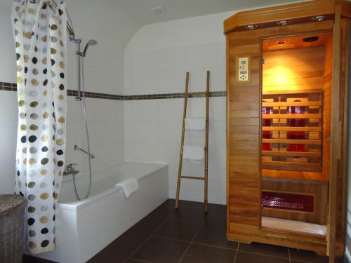 Koupelna v ubytování B&B Ferme de Leuze Rustieke Gîtes nabij Durbuy, eigen laadpalen