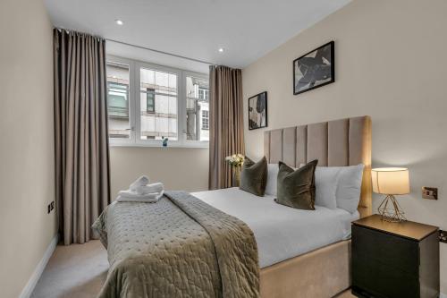 Llit o llits en una habitació de One Bed Serviced Apt near Holborn in Chancery Lane