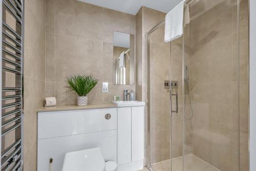 La salle de bains est pourvue d'une douche, de toilettes et d'un lavabo. dans l'établissement One Bed Serviced Apt near Holborn in Chancery Lane, à Londres