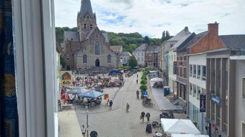 vistas a una calle de una ciudad con iglesia en Slaapkamer markt Geraardsbergen, en Geraardsbergen