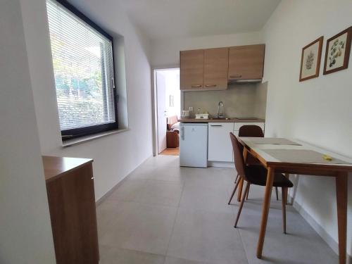 een keuken met een tafel en een eetkamer bij Apartments SeaView in Portorož