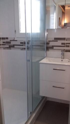 une salle de bain avec une douche en verre et un lavabo dans l'établissement APPT 2 PCES MEZ 40m2 + TERRASSE 7m2 REF 4009, à Le Castellas