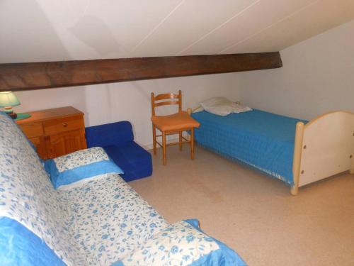 une chambre avec deux lits, un bureau et une chaise dans l'établissement APPT 2 PCES MEZ 40m2 + TERRASSE 7m2 REF 4009, à Le Castellas