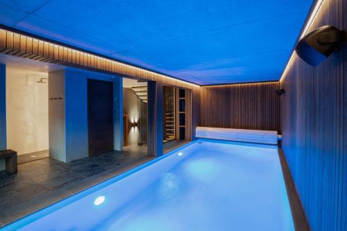 - une piscine dans une maison aux lumières bleues dans l'établissement Chalet Getois, aux Gets