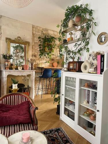 un salon avec un canapé et une table dans l'établissement Appartement coup de cœur, à Caen