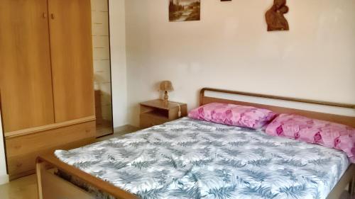 sypialnia z łóżkiem z różową i niebieską pościelą w obiekcie 2 bedrooms apartement at Sciacca 200 m away from the beach with sea view enclosed garden and wifi w mieście Sciacca