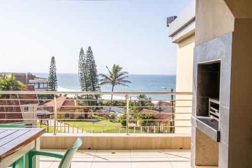 ウヴォンゴ・ビーチにあるSaints View Resort Unit 19の海が見えるバルコニー