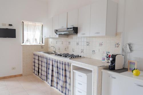 Η κουζίνα ή μικρή κουζίνα στο I Lecci Guesthouse