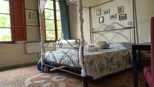 um quarto com uma cama de dossel num quarto em Dimora del Conte em Pisa