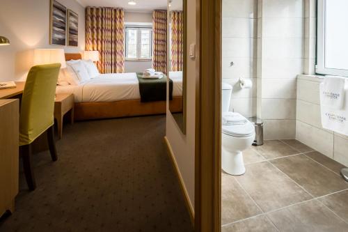 bagno con letto e servizi igienici in camera. di Comtesse Lisbonne Guest House by Homing a Lisbona