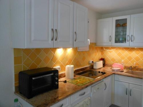 Photo de la galerie de l'établissement VILLA 3 PCS VERANDA 43m2 + TERRASSE 60m2 REF 4040, à Le Castellas