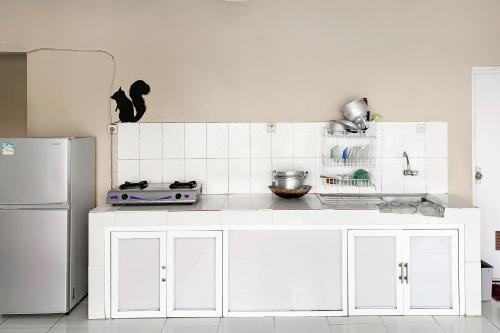 Kuchyň nebo kuchyňský kout v ubytování Villa d'Oasis 2 Puncak Mitra RedDoorz
