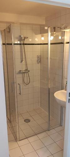 une salle de bain avec douche et lavabo dans l'établissement Cosy Studio La Defense, à Courbevoie