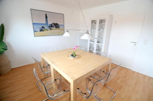 a dining room with a wooden table and chairs at Ferienwohnung Nr 3 in Wunstorf