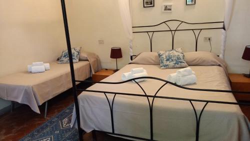 two twin beds in a room with a mirror at Dimora del Conte in Pisa